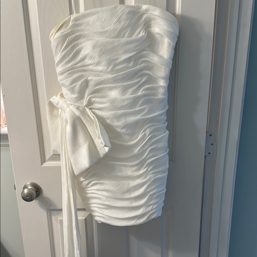 Elegant White Strapless Dress